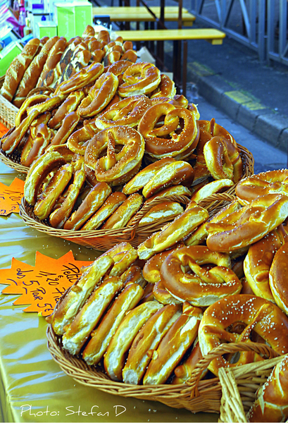 Bretzel (Braderie de Montigny-Les-Metz) by Stefan D